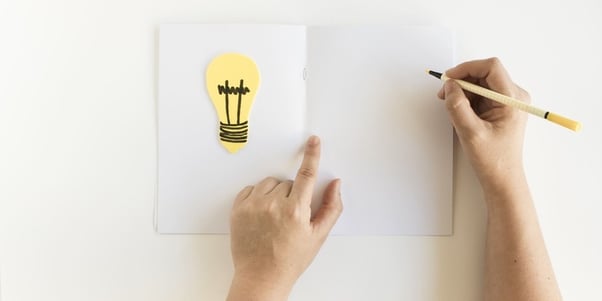 escritura-mano-humana-tarjeta-bombilla